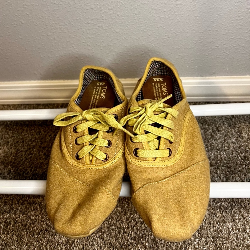 Toms tan lace up flats